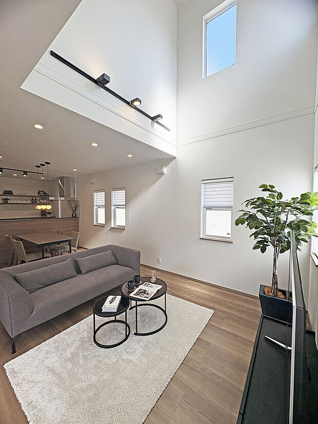 【リビング吹き抜け】吹抜けからたっぷりの自然光を取り込むことができるので、リビングは家族みんなで過ごす明るい憩いの場。