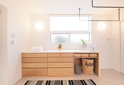 すぐ仕舞いたくなる収納があります