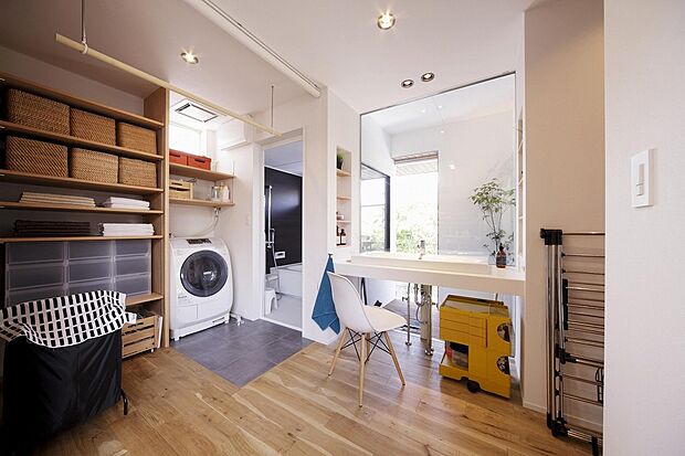 【快適な家事動線が団らんの時間をつくる】調理や洗濯など、同時作業が行えるように水廻りを集約すると、スムーズな家事動線を実現できます。
時間にも心にも余裕が生まれ、親子で絵本を読んだり、夫婦でゆっくり過ごす時間を楽しめます。@オーナー様邸