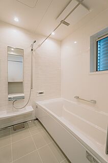 【標準仕様】掃除も簡単で、温かい浴室空間