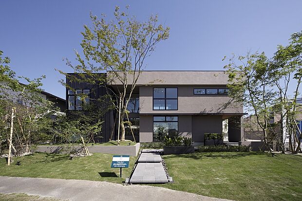 【hit大野城住宅展示場モデルハウス】寛ぎの空間から見上げたその先に広がるのは、たくさんの光が降りそそぐ広い吹抜け。
私たちが目指しているのは、住まう人が楽しく幸せに暮らせるオンリーワンの家づくりです。（水曜定休）