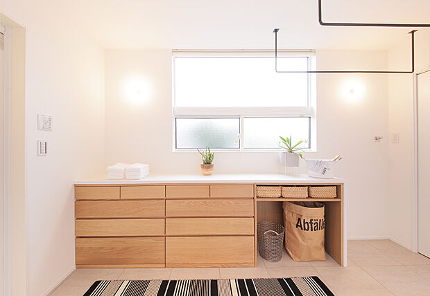 【すぐ仕舞いたくなる収納があります】モノには一つひとつ、ふさわしい収納があります。例えば、玄関にはコートハンガー付のシューズクロークを。
またお子様にも使いやすい収納があれば、お子様と一緒に愉しく仕舞うことができます。＠オーナー様邸