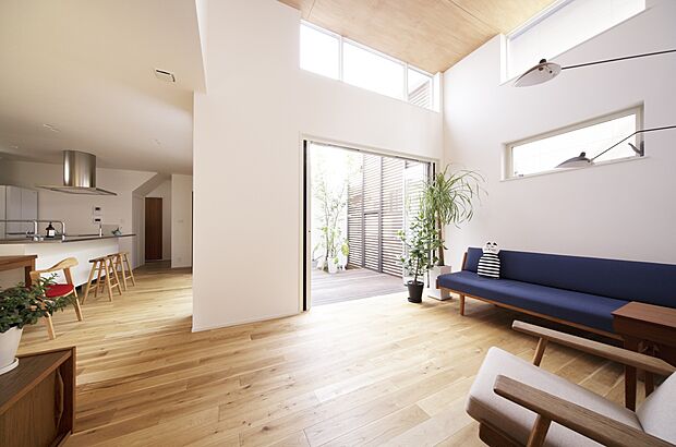 【光と木の温もりを感じる開放的なリビング】大きな窓から自然光が差し込む明るいリビング。外のウッドデッキとつながり、四季を感じる心地よい空間です。