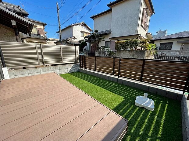 お子様やペットが安心して遊べる芝生庭。それを見守るウッドデッキは、おうち時間の特等席になります。