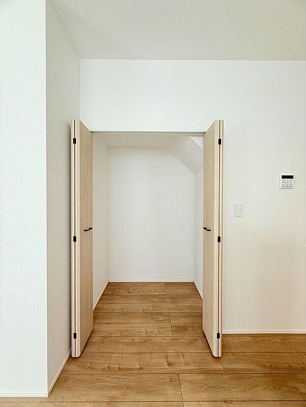 【収納】高さのあるLDK収納には、掃除機などもすっきりとしまえます
