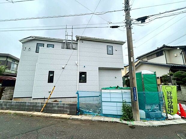 【前面道路含む外観】前面道路含む現地写真