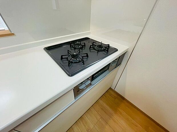 【キッチン】毎日の料理に嬉しい3口コンロ。グリルもあり色んなレシピを楽しめそうです。
