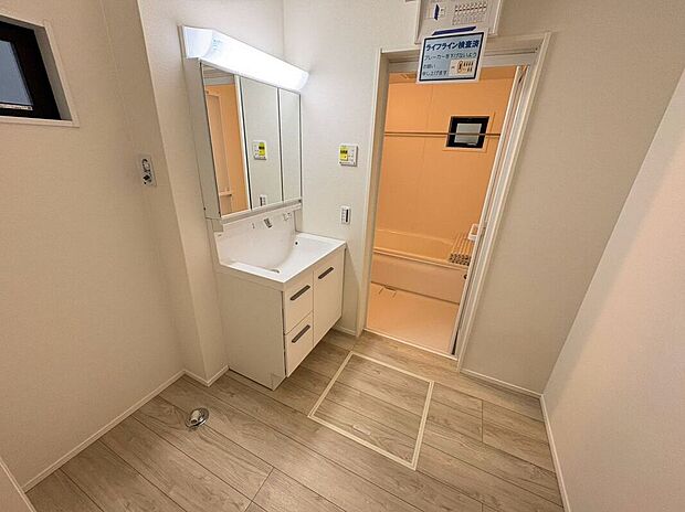 【洗面】忙しい朝にも落ち着いて身支度ができるゆとりある洗面スペース