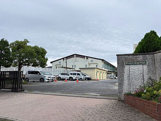 市川市立下貝塚中学校(約720m)