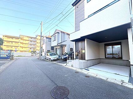 前面道路含む外観