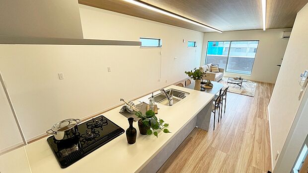 広々とした天板のキッチンはバーカウンターの様な使い方も出来ます。（現地９号地モデルハウス）
