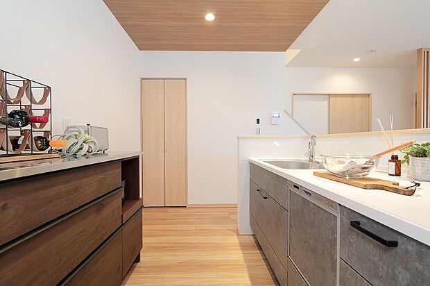 【カラスタンダード システムキッチンOFELIA(オフェリア)】カラスタンダード システムキッチンOFELIA(オフェリア)
・お掃除も調理も素早くできる、家事らく素材「高品位ホーロー」キッチンパネル
・食器洗い乾燥機、浄水機能付きハンドシャワー水栓、ホーロー製レンジフードファン、ホーロートップ3口ガスコンロ