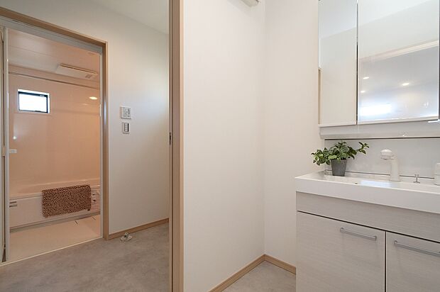 【タカラスタンダード ドレッサーELOCIO(エリシオ)】・3面鏡 ミラー裏にたっぷり収納スペースを確保したベーシックな3面鏡
・ポリエステル系人造大理石フラットカウンター