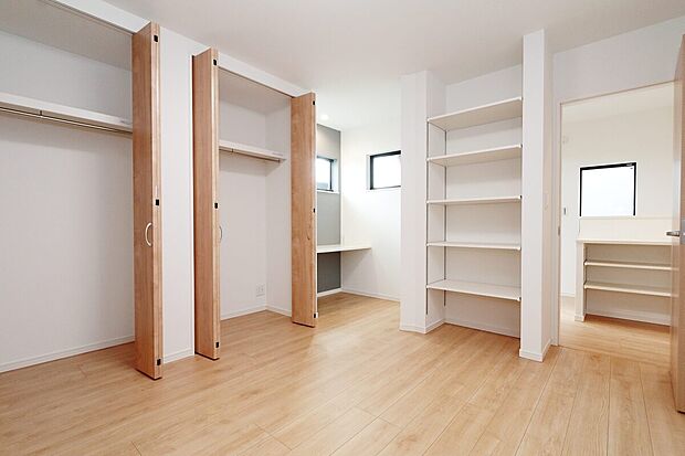 【3号地モデルハウス:主寝室】豊富な収納とカウンターまで付いた充実の主寝室。(2025年5月撮影)