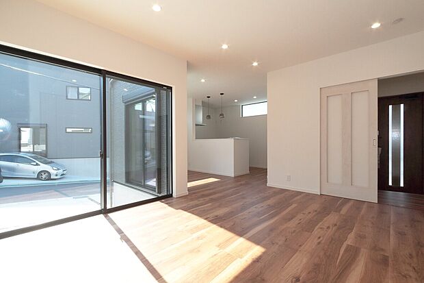 【現地1号地モデルハウス LDK(2025年8月)】家事の合間にも目が行き届く、17.75帖のLDK