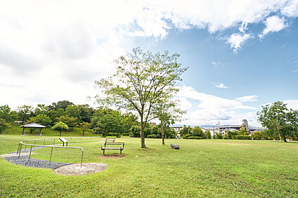 中央公園 320～430m(徒歩4～6分)