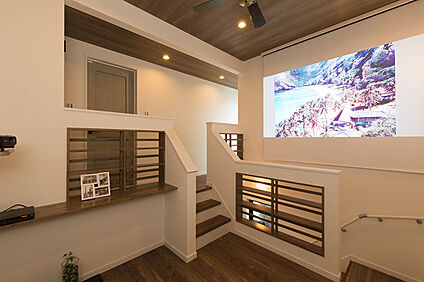 中2階に設けたシアターコーナー