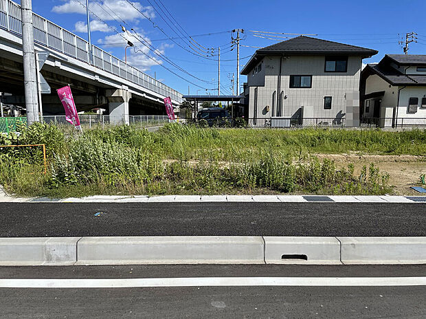 155.34m2(約47坪)のゆとりある敷地。広さを活かした多彩なプランニングが可能で、駐車スペースやお庭もしっかり確保できます。