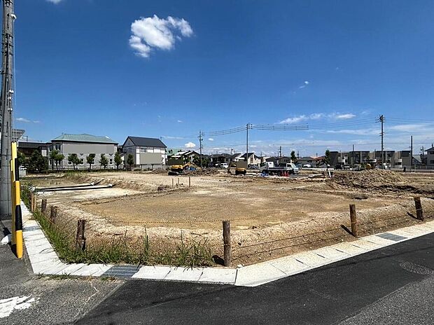 【現地写真】
穏やかな住宅街でありながら、徒歩圏内にスーパーやクリニックが揃う充実の利便性。忙しい共働き世帯にも嬉しい環境です。