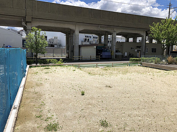 【現地写真(北側から)】約56坪の広さと奥行きが感じられるゆとりある土地形状です。