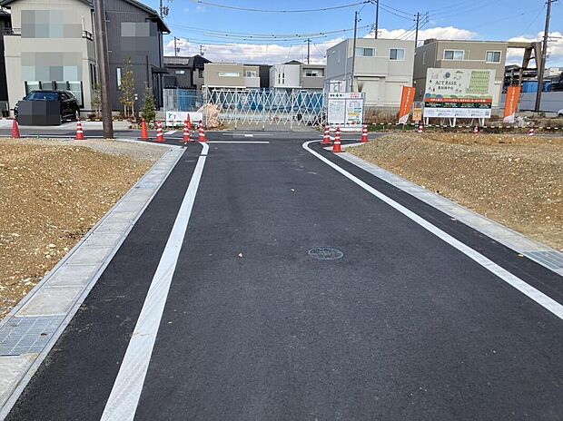 【前面道路】新しい街並みが広がり、これからの暮らしに期待が高まります。