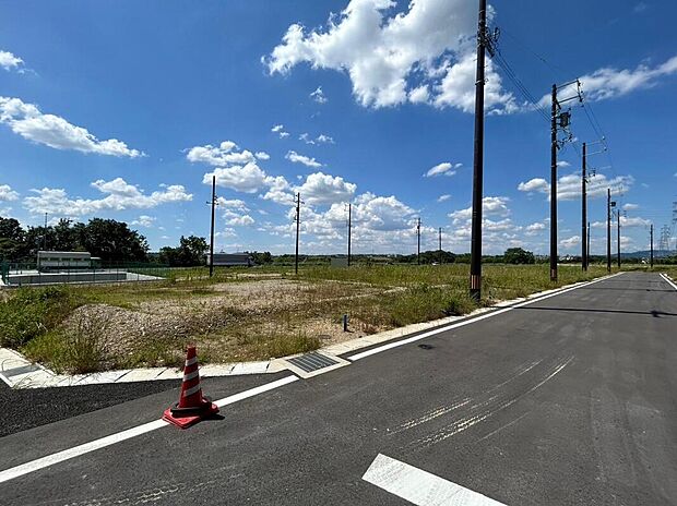 【現地写真】空の広がりを感じるロケーションで、ゆとりある敷地と開放感を兼ね備えた分譲地です。