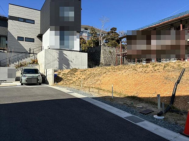 【前面道路(南側)】西側公道約6.0mに接道。ゆとりある道路幅で車のすれ違いや駐車もスムーズに行え、開放感と安心感を兼ね備えた立地です。