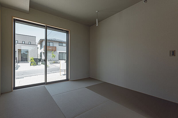 くつろぎの和室。建具を開ければLDKと繋がり、より開放的な空間が生まれます。(L-8号棟)