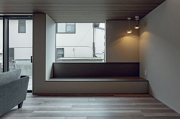 ダイニングに造り付けのベンチを設置しました。家族皆で座れるだけでなく、来客時やホームパーティーでも活躍します。(1号棟)