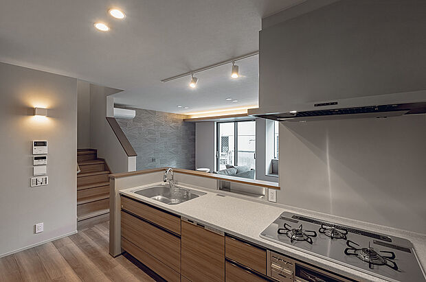 人気のカウンターキッチン。家族団らんの中で料理を楽しめます。(1号棟)