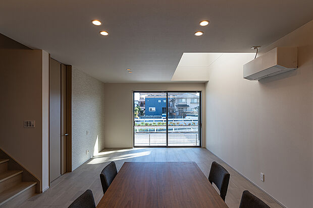 リビング上部の吹き抜けからは明るい光が降り注ぎ、室内を照らしてくれます。(2号棟)