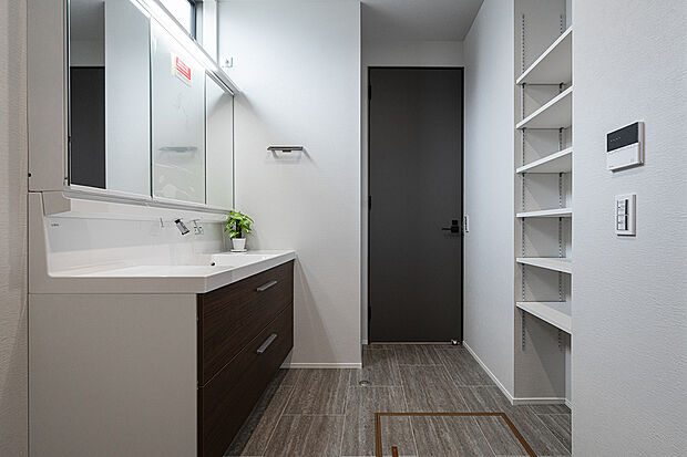 【洗面室(N-6号棟)】洗面室はホールとキッチンから出入りできる家事動線がスムーズな間取りです。