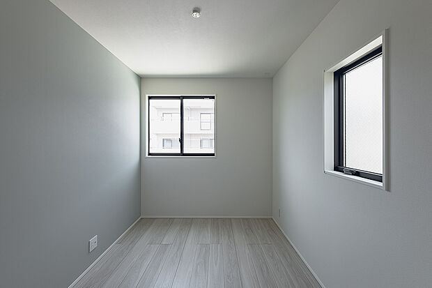 【洋室(3号棟)】2面採光の洋室は開放的で風通し良好です。