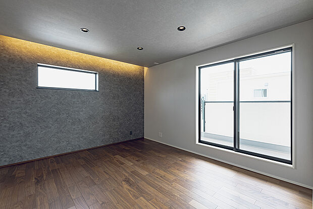 【主寝室(2号棟)】間接照明の柔らかな光が広がる主寝室。落ち着いた色調とシンプルなデザインが、安らぎの時間を演出します。