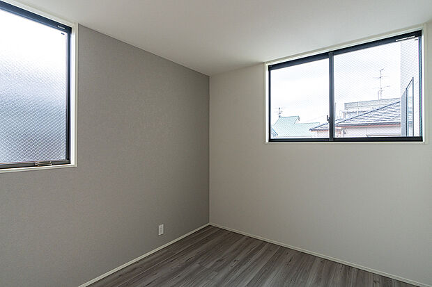 【洋室(1号棟)】シンプルな間取りで、子ども部屋や書斎としても活躍する洋室。