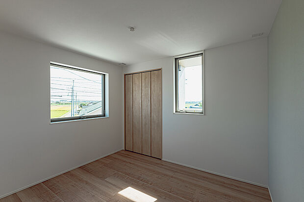 【洋室(4号棟)】シンプルで機能的な洋室。クローゼット付きの整理整頓がしやすい設計です。