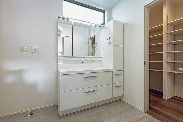 【洗面室(8号棟)】洗面室には追加オプションによりガス衣類乾燥機「乾太くん」を設置可能です。
