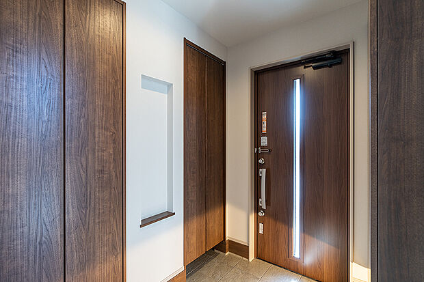 【玄関(1号棟)】家族やお客様を気持ちよく迎える、明るい玄関。(1号棟)