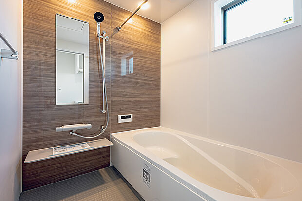 【浴室(2号棟)】ゆったりとした時間を過ごせるくつろぎのバスルーム。

