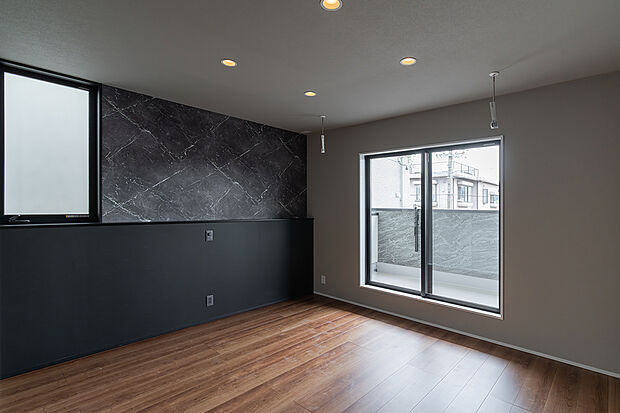 【主寝室(2号棟)】主寝室はダウンライトや落ち着いたアクセントクロスを採用し、上質な空間に仕上げました。
