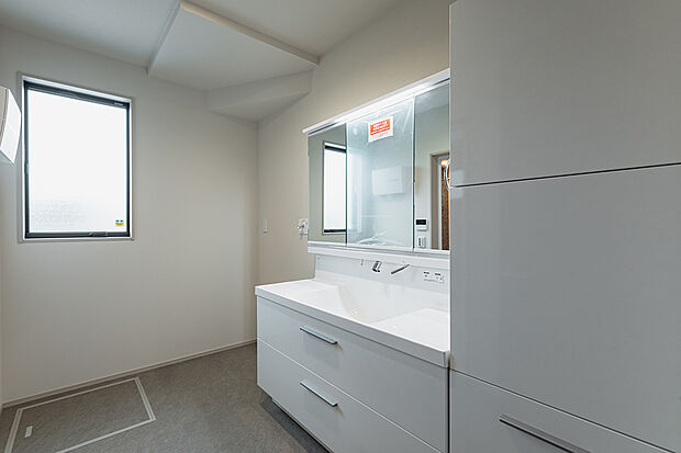 【洗面室(6号棟)】キッチンの近くに配置した洗面室。家事動線がスムーズな間取りです。