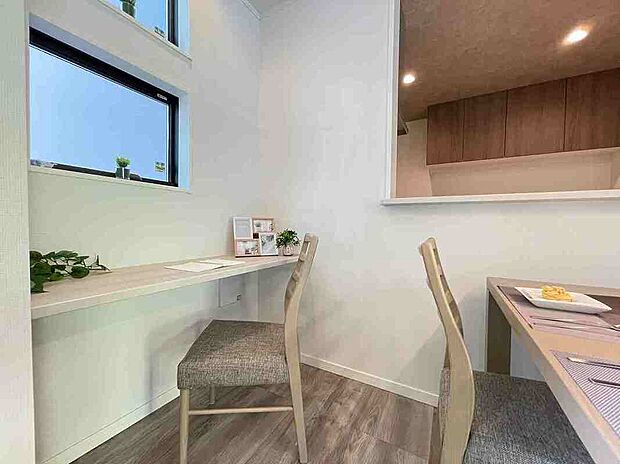 【【弊社プラン例:スタディカウンター】】お子様のリビング学習や在宅ワーク、趣味の時間などご家族皆さまに合わせて様々な使い方ができるスペースです。
※画像にはオプション商品も含まれております。