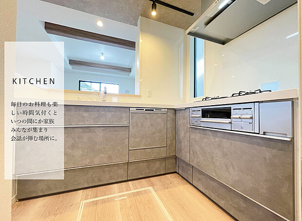 【【キッチン】】シンプルなデザインでお手入れしやすいシームレスフォルムのシンクです。
食洗機付きなので洗い物の手間が省けます！
カートリッジの交換も簡単な浄水器一体型水栓。