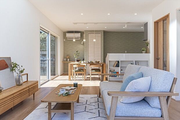 【モデルハウス】キッチンにはモスグリーンのアクセントクロスをあしらったナチュラルテイストで落ち着いたLDK。