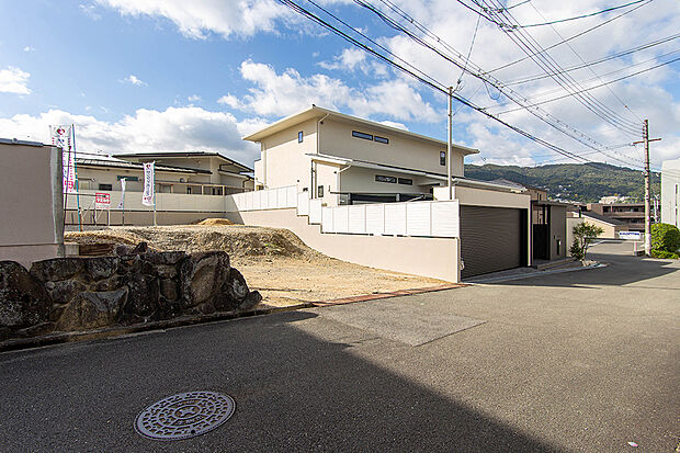 現地（2024年11月）撮影
現地周辺は第一種低層住居専用地域だから良好な住環境が守られた閑静な邸宅街となっています。
A号地の前面道路幅は5.5mを確保しているのでお車の出し入れもスムーズです。