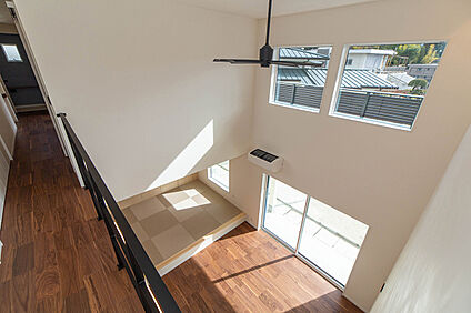 大きな吹き抜けがあるリビング