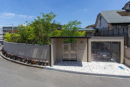 周囲の景観と調和した外構デザイン