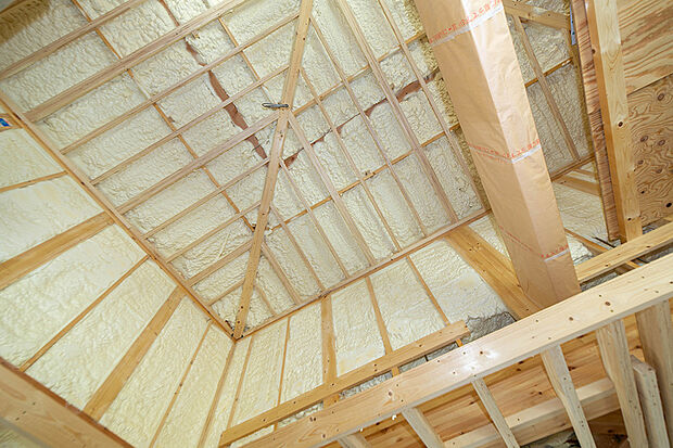 【高気密硬質ウレタンフォーム断熱材「アクアフォーム」を採用。】C号地の現地施工例（2021年9月撮影）
断熱材は隙間なく吹き付け施工を行う事ができるアクアフォームを採用しています。天井も全てまるごと断熱材で覆うので高断熱な住まいを実現できます。冬場のヒートショックのリスクも軽減できます。