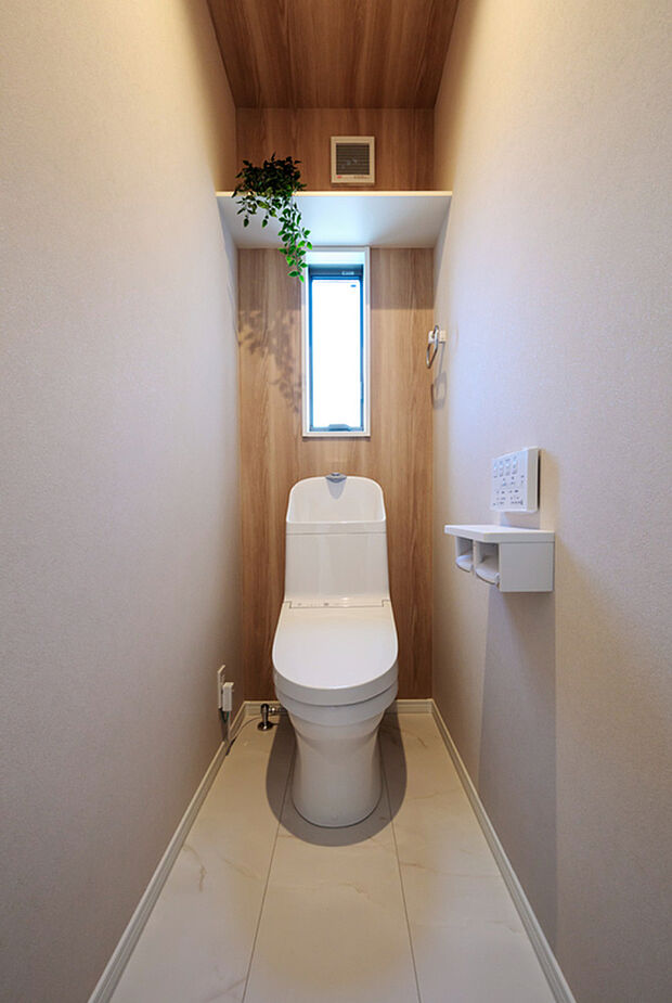 【当社モデルハウストイレ】清潔な掃除のしやすい高機能トイレ。お好きな壁紙を選んで落ち着ける空間に。