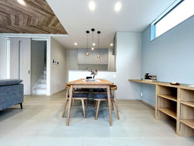 【LDK】家具付きです(照明・ダイニングテーブル・ダイニングチェア・ソファー・エアコン)